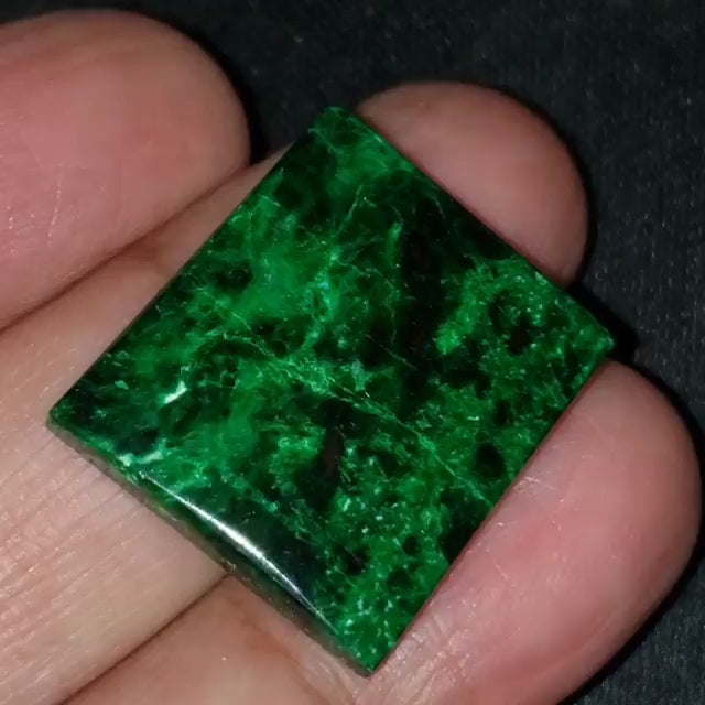 Natural Bright Green Maw Sit Sit Cabochon 25x20mm