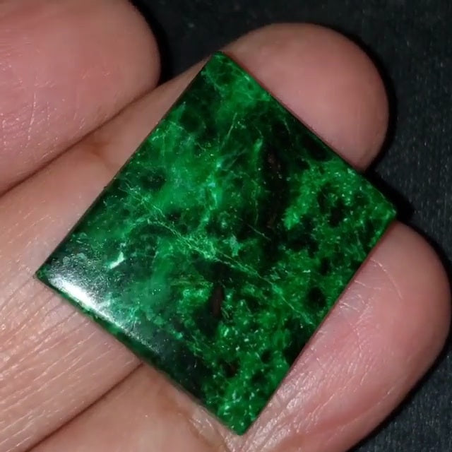 Natural Bright Green Maw Sit Sit Cabochon 25x20mm