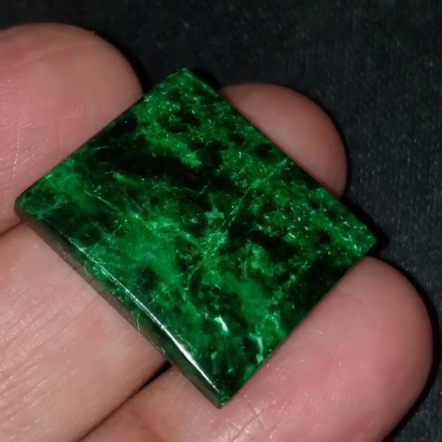 Natural Bright Green Maw Sit Sit Cabochon 25x20mm